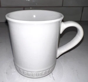 Taza de gres blanco LE CREUSET 14 OZ taza logotipo y detalle de rayas - Imagen 1 de 4