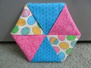 Handgefertigte sechseckige Baumwollstoff Untersetzer Ostern  - Bild 1 von 3