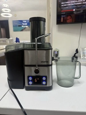 Соковыжималка-экстрактор Gourmia из нержавеющей стали с 6-скоростным управлением и самоочищающимся цилиндром - Изображение 1 из 3