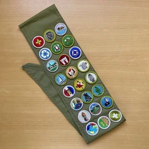 Faja de Boy Scout vintage con 24 insignias de mérito parches BSA - Imagen 1 de 10
