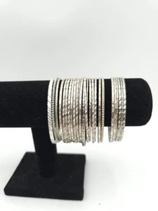 Konvolut 26 silberfarbene Armreif Armbänder strukturiert Gravur Sorte Boho - Bild 1 von 4