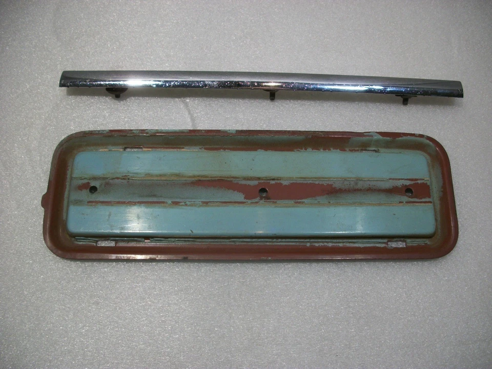 Volkswagen Beetle Radio Block Off Plate with Cast Chrome Trim 1958-1960 - Imagem 1 de 2