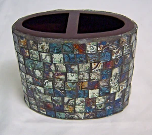 De colección. Cepillo de dientes para azulejos de vidrio Pier One Mosiac, soporte para cepillo de maquillaje 4"tx4,75"x2,75" - Imagen 1 de 9