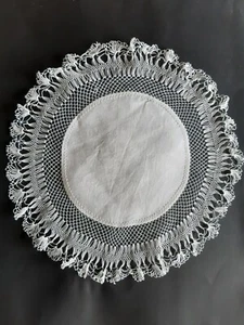Vintage white round cloth with hairpin crochet edge and patterned centre. - Imagen 1 de 4