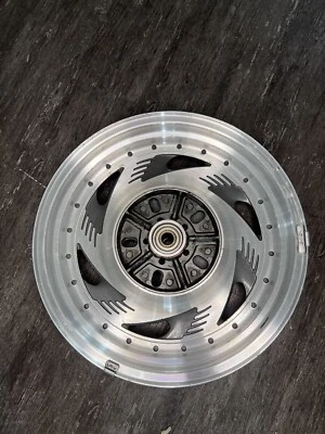 Обод заднего колеса 2000 Suzuki Marauder 800 VZ800 - Изображение 1 из 4