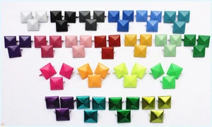 150pz Borchie sfuse a piramide colorati *150pcs COLORED PYRAMID STUDS - Picture 1 of 1