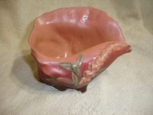 1126 6" ROSEVILLE CONCH SHELL WITH FOXGLOVE FLOWER IN PINK - Picture 1 of 3