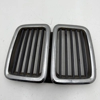 BMW E28 528e 524td 528I 533I 535I Hood Center Grille Trim OEM B259-02 - Image 1 of 4