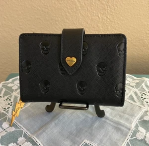 Cartera para mujer Betsey Johnson negra calavera en relieve pequeña cremallera doble pliegue - Imagen 1 de 10