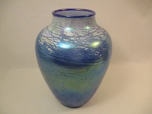 Tom Stoenner 2007 Large 10" Iridescent Blue White Studio Art Blown Glass Vase - Picture 1 of 8