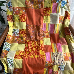 Trapunta vintage fatta a mano patchwork giro coperta bambino colorata floreale 36” x 32” MCM - Foto 1 di 16