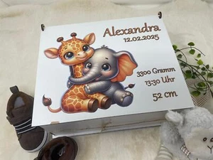 Erinnerungsbox Personalisiert Holz Geschenk zur Geburt Taufe Baby Giraffe Motiv - Bild 1 von 8