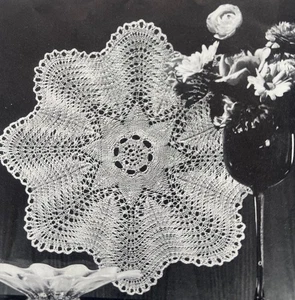 VENTILADOR DE PLUMAS VINTAGE DE 15" con patrón de tatuaje tejido a ganchillo de los años 50 - Imagen 1 de 1