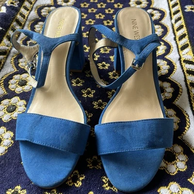 Sandalia Nine West Gloria con tiras talla 8 1/2M azul medio gamuza para mujer’s Foto 1 de 4