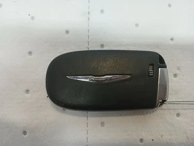 Five Button Fob/Remote from 2016 Chrysler 300 OEM 11392068 — 第 1/4 张图片