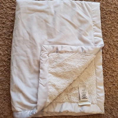 Manta de terciopelo Sherpa gris bebé suave Pottery Barn Kids borde de seda 37" x 27" Foto 1 de 4