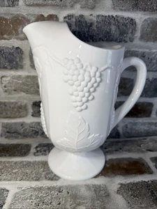 Jarra de vidrio de leche vintage de 11 pulgadas con diseño de hoja de uva típicamente 64 onzas - Imagen 1 de 7