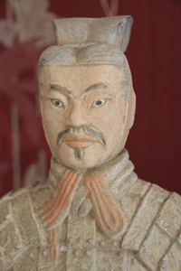 Terrakotta Offizier (Soldat, Krieger) Figur, 42cm, koloriert - Bild 1 von 10