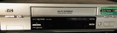 VIDEOREGISTRATORE VHS JVC VIDEOCASSETTE - NON FUNZIONANTE PER PEZZI DI RICAMBIO - Immagine 1 di 3