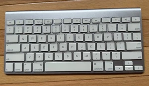 Apple A1314 Wireless Keyboard - Battery Operated - Looks and Works Perfect - Picture 1 of 3