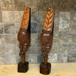Coppia di busti in legno intagliato tribale africano vintage con orecchini in metallo fatti a mano arte popolare - Foto 1 di 24
