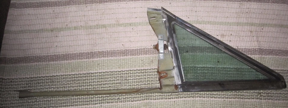 FIAT 124 SPIDER 1968-78 ALA DERECHA VENTILACIÓN CUARTO VENTANA MONTAJE SIN PESTILLO USADO  Foto 1 de 1