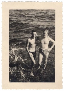 Original c. 1940 dos hombres cariñosos en bañador - Imagen 1 de 1