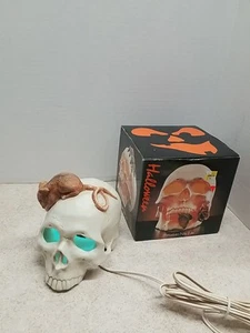 Vintage Halloween Totenkopf mit einem Rattennitenlicht. - Bild 1 von 6