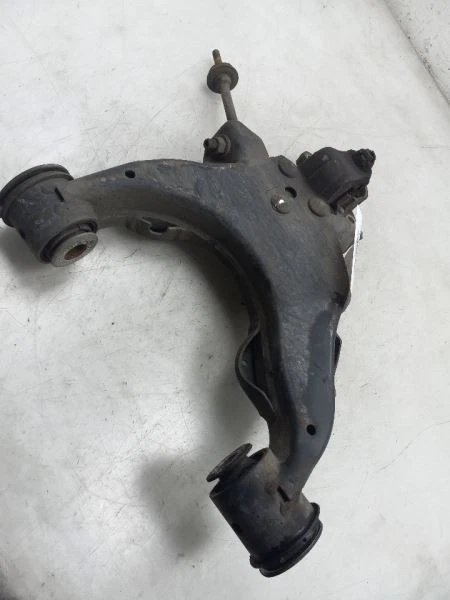 04-07 TOYOTA SEQUOIA 4.7L 4X4 EN EL LADO DEL PASAJERO BRAZO DE CONTROL INFERIOR DELANTERO  Foto 1 de 4