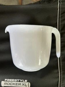 Vintage White Measuring/ Mixing Bowl With Handle Plastic 6 Cup - Picture 1 of 3