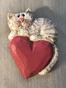 Vintage Kitten Grey Tabby Cat Wood Like Resin Heart Brooch Pin - Imagen 1 de 2