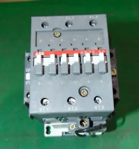 Bobina de CC con contactor de 3 polos ABB 600 voltios 75 amperios 125 V - Imagen 1 de 11