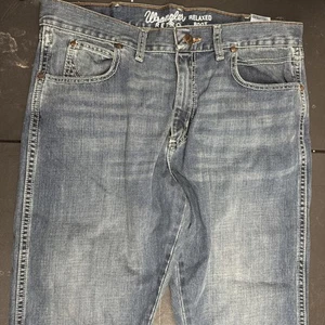 Neu Wrangler Jeans Herren 34x32 Retro Relaxed Boot Medium Blue Whisker Faded Western - Bild 1 von 9