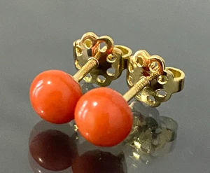 Pendientes de oro amarillo de 18 quilates y coral con tornillos - Imagen 1 de 6
