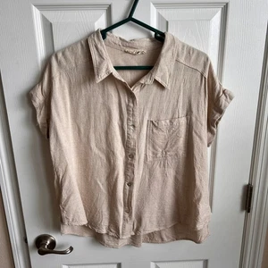 Top manica corta beige medio con bottoni vestibilità rilassata misto lino nuovo - Foto 1 di 10