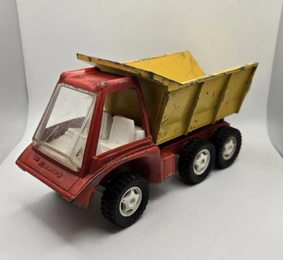 Camión de volteo Hubley Gabriel Industries Inc. 1969 de colección de metal rojo y amarillo con plataforma inclinable Foto 1 de 4