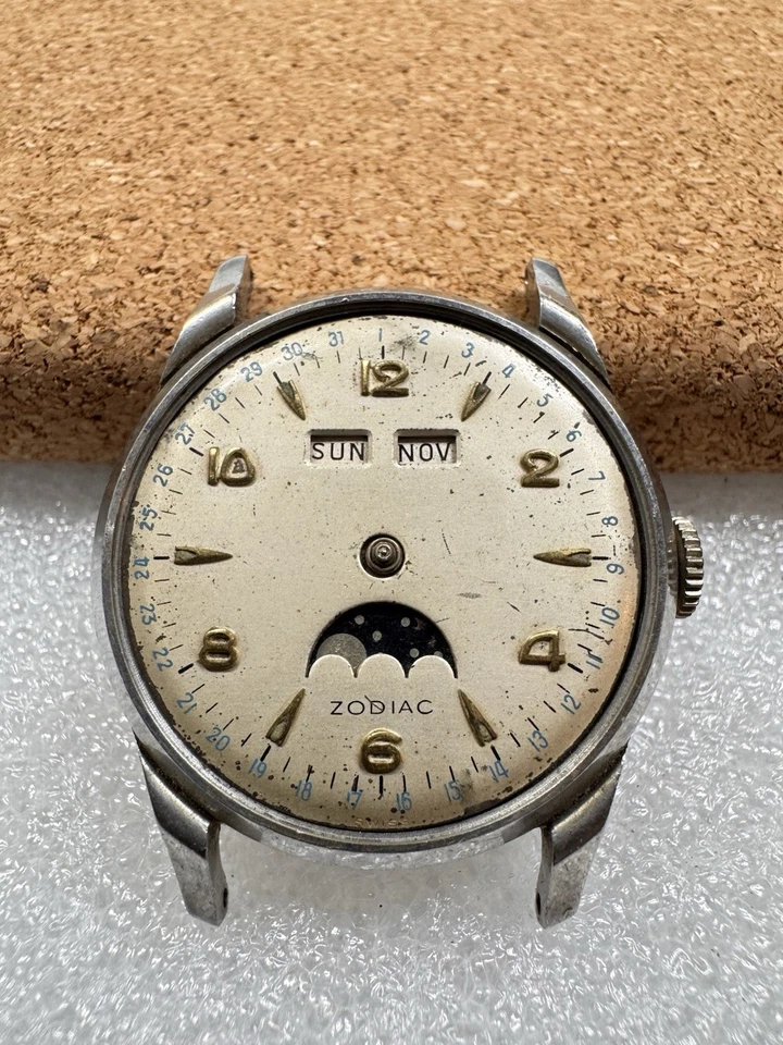 RARE VINTAGE 1957 ZODIAC DAY/DATE/MONTH MOONPHASE STAINLESS STEEL MENS WATCH - Image 1 of 4