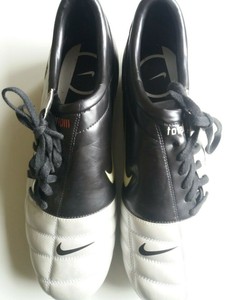 total 90 nike dorados