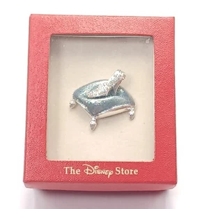 Almohada Disney Broche Footmans con zapatilla de la TIENDA DISNEY. Usado - Imagen 1 de 5