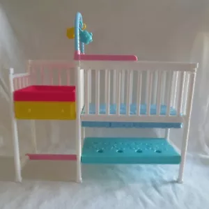 NEU! 2019 Barbie Skipper Babysitter Puppe Kinderzimmer Krippe Wickeltisch für Diorama - Bild 1 von 10