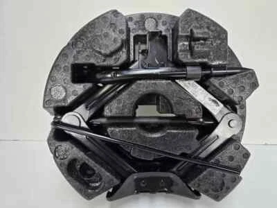 Kit de herramientas de gato de neumático de repuesto de emergencia Ford Focus 2012-2018 OEM gato genuino. Foto 1 de 4