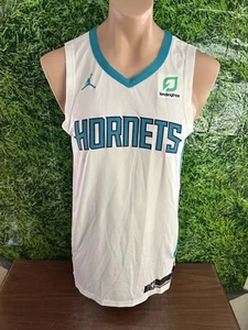 Camiseta deportiva 46+4 emitida por el equipo NBA Charlotte Hornets blanca en blanco 2019-20 - Imagen 1 de 5