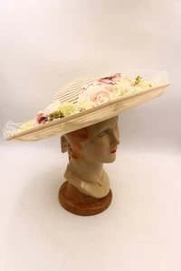 Eric Javits Guirnalda Gal Ala Ancha Derby Floral Sombrero FIRMADO 20" PRECIO DE VENTA SUGERIDO POR EL FABRICANTE $875 NUEVO CON ETIQUETAS - Imagen 1 de 12