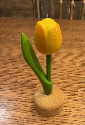 Flor de madera tallada y pintada a mano tulipán amarillo Holanda Michigan holandés Foto 1 de 3