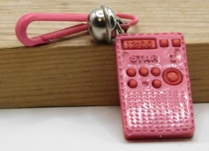 1980er ROSA KUNSTSTOFF STERN TRANSISTOR RADIO CHARM GLOCKE CLIP SCHLÜSSELANHÄNGER MODEER - Bild 1 von 2