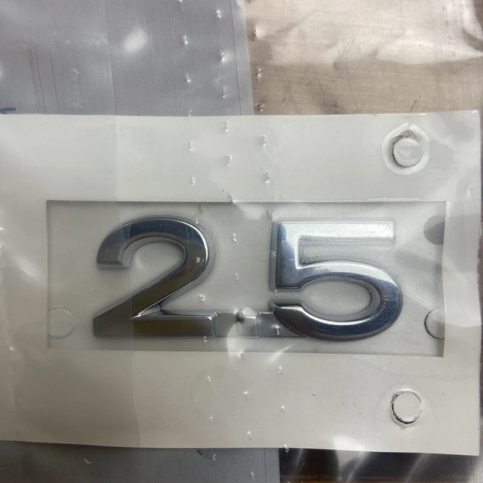 Volkswagen Jetta 2006-2010 emblema "2,5" cromo para portón trasero 1K5853675739 OEM Foto 1 de 4