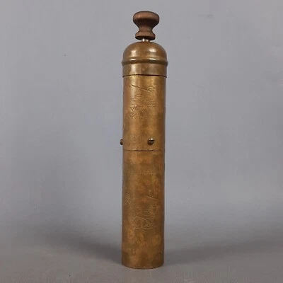 Antiguo Molino de Pimienta Latón Preporod Pozarevac Serbia Exposición De Colección Años 40 Foto 1 de 4