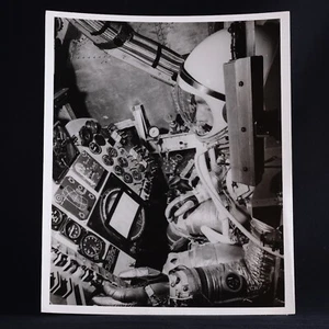 NASA Astronaut Scott Carpenter im Cape Canaveral Mercury Simulator #A84.9 - Bild 1 von 2