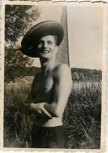 PHOTO ANCIENNE - VINTAGE SNAPSHOT - HOMME TORSE NU MUSCLE BOUÉE CHAPEAU DRÔLE - Foto 1 di 1