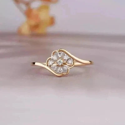 Anillo de compromiso de diamantes simulados de corte redondo de 2 quilates enchapado en oro amarillo de 14 k Foto 1 de 4